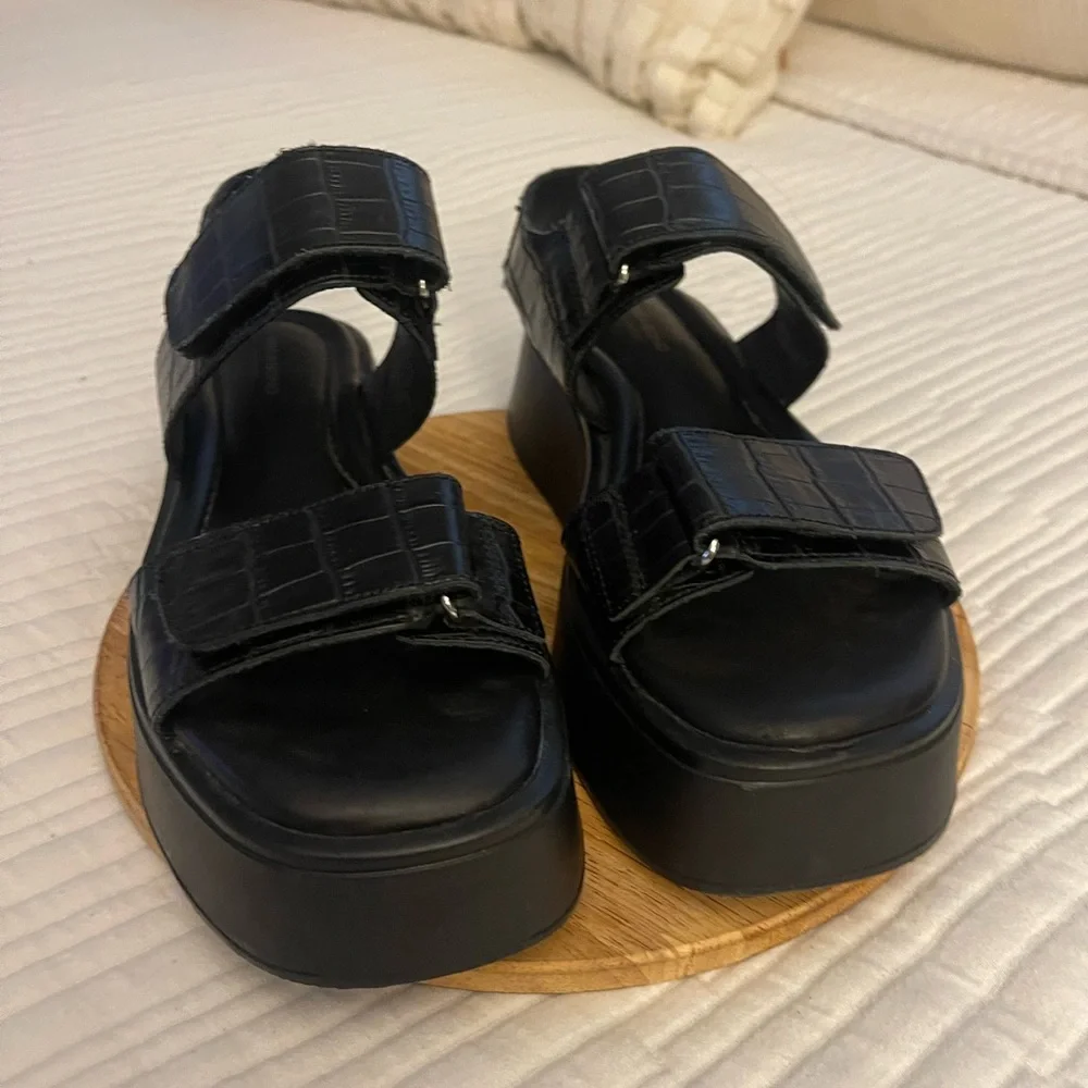 Vagabond Courtney Black Croco Platform Sandal - Picture 2 of 10